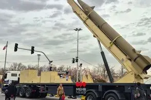 نمایش موشک‌های دوربُرد ایران در میدان آزادی