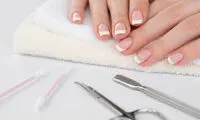 لیست قیمت کاشت ناخن در سال 1404 + نحوه محاسبه هزینه