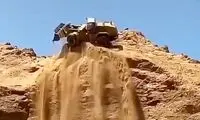  لحظه سقوط مرگبار لودر در معدن