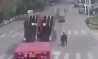 لحظه وحشتناک سقوط بار تریلی بر روی عابر