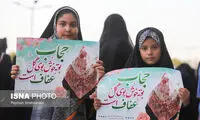تجمع گروهی محجبه‌ها در انتقاد به بی‌حجابی مقابل مجلس!