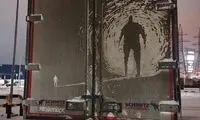 هنرمندی که از گرد و غبار، بوم نقاشی می‌سازد