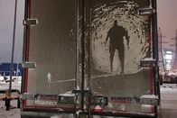 هنرمندی که از گرد و غبار، بوم نقاشی می‌سازد