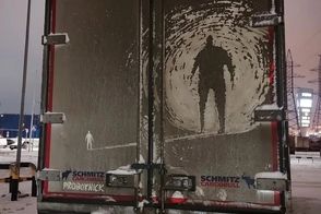 هنرمندی که از گرد و غبار، بوم نقاشی می‌سازد