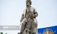 مجسمه فردوسی را نیمه‌کاره شستند،‌ دو رنگ شد!