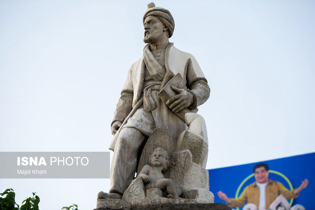 مجسمه فردوسی را نیمه‌کاره شستند،‌ دو رنگ شد!