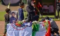 بوسه خواهر ملیکا محمدی به چهارگوشه زمین استادیوم آزادی