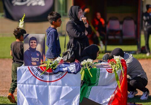 بوسه خواهر ملیکا محمدی به چهارگوشه زمین استادیوم آزادی