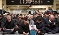 تصویری از پوشش متفاوت یک زن در بیت رهبری