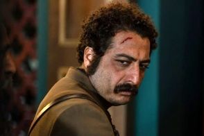عکس هنری بازیگر شکارگاه در ترکیبی از نور و تاریکی