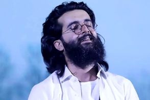 آواز خواندن مهدی دارابی در شرایط سخت پرواز