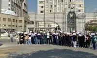 تجمع اعتراضی دانشجویان مقابل دفتر پزشکیان 