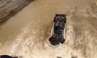 لحظه نجات یک زن پس از ۱۵ ساعت در سیل