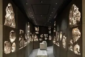ویترین عجیب یک طلافروشی در تهران که شبیه موزه است