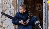 پشت‌پرده قاب تکان‌دهنده از دخترِ اسلحه به دست