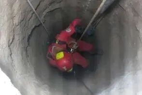 لحظه نجات معجزه آسای کودک خردسال از چاه ۱۵ متری!