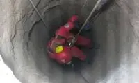 لحظه نجات معجزه آسای کودک خردسال از چاه ۱۵ متری!
