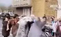 پاشیدن آرد به آقای مسئول توسط شهروند معترض!