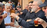 همراهی مداحی معروف با علی لاریجانی در مسیر کربلا 