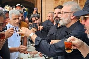 همراهی مداحی معروف با علی لاریجانی در مسیر کربلا 