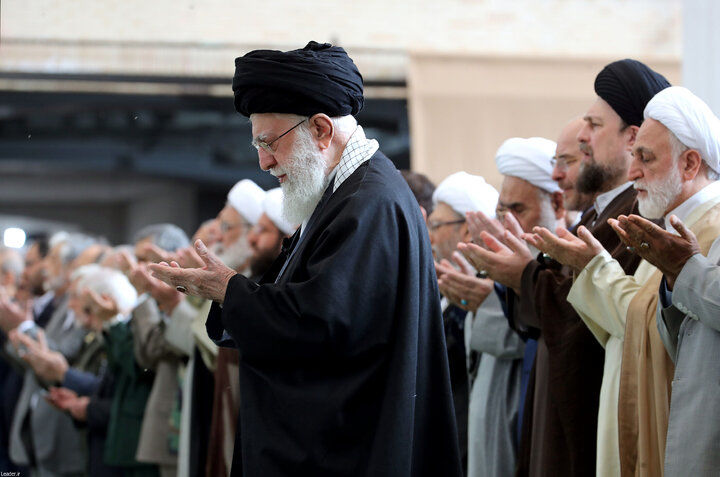 اشک‌های رهبر انقلاب در قنوت نماز عید فطر