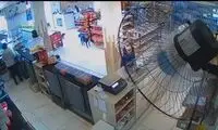 لحظه مچ‌گیری فروشنده از دستبرد یک زن به سوپرمارکت