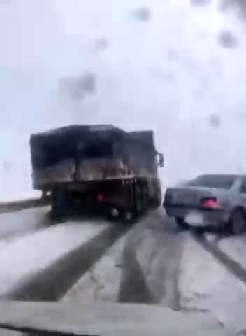 لحظه برخورد کامیون با سواری تندر در برف پیرانشهر