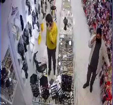 ویدئویی از سرقت عجیب یک دزد ناشی از مغازه 