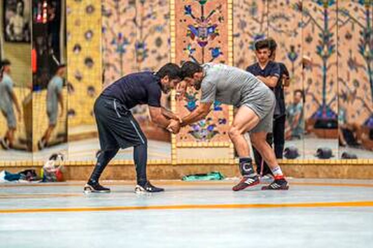 زارع با دیدن سرشاخ شدن قاسمپور و دبیر انگشت‌هایش را خورد!
