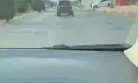راه حل عجیب و خطرناک یک راننده برای حمل گاری چرخ‌دار