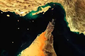 تصویر برگزیده رویترز از غرق شدن یک نفتکش در تنگه هرمز 