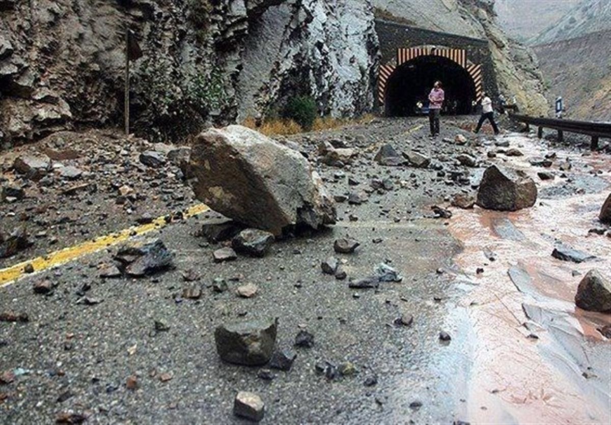   تصاویری از سقوط سنگ غول‌پیکر در جاده چالوس 