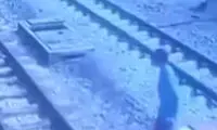 لحظه نجات جان یک پیرزن ناشنوا از تصادف با قطار