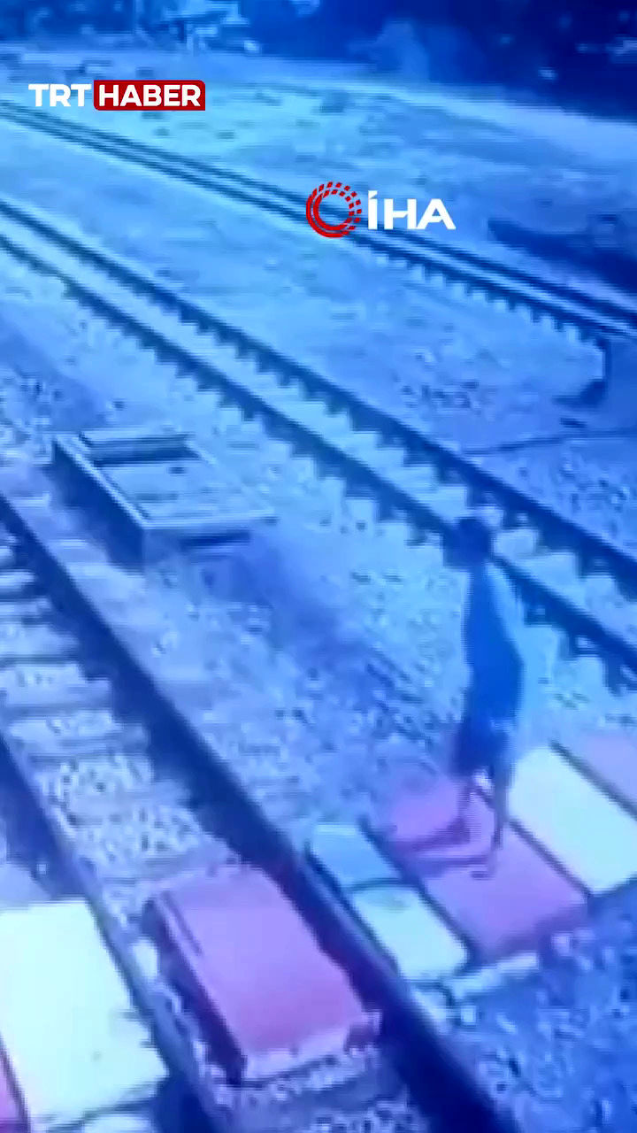 لحظه نجات جان یک پیرزن ناشنوا از تصادف با قطار
