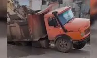  نشست زمین در اهواز کامیون را بلعید!