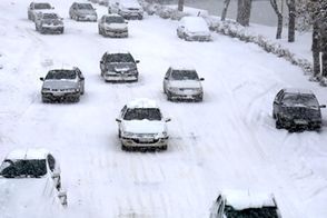 سرسره‌بازی عجیب خودروها روی جاده یخ‌زده