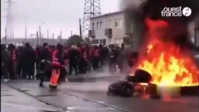 معترضان فرانسوی اینگونه خیابان‌ها را بستند