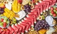 چگونه یک تخته سرو خوش‌رنگ میوه درست کنیم؟