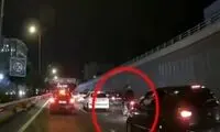 لحظه زورگیری از یک دختر وسط اتوبانی در تهران