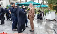 عکسی که از وزیر صنعت در حیاط هیات دولت ثبت شد