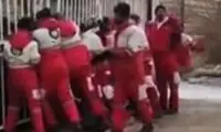 ازدحام شدید شهروندان مقابل هلال احمر تربت‌جام