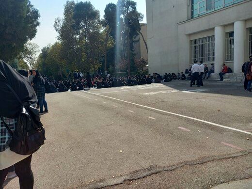 سفره ناهار در دانشگاه تهران روی زمین پهن شد