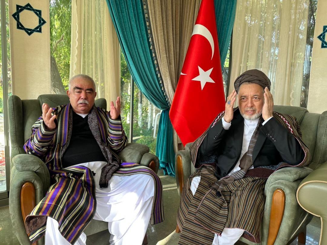 عکس رهبران فراری افغانستان در کنار پرچم ترکیه حاشیه ساز شد