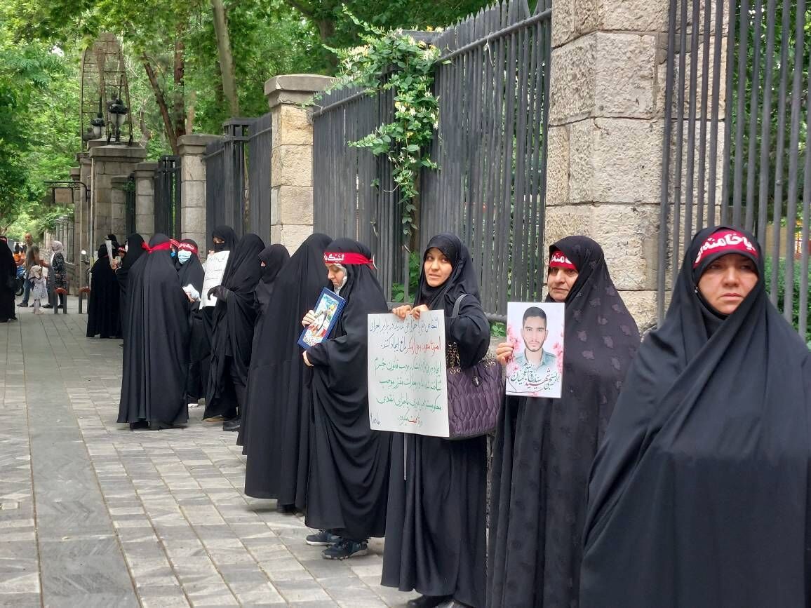 عکسی از زنان مدافع حجاب با سربند مخصوص