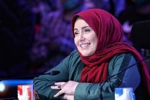 آواز خواندن احساسیِ ژاله صامتی و دخترش روی صحنه