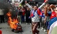 لحظه هجوم معترضان نپالی به سوی مقر ریاست‌جمهوری