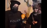 ذوق‌زدگی دختران از دیدن پلیسِ زن نوپو در میدان انقلاب
