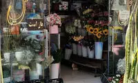 بنر معنادار روی یک مغازه گلفروشی در روز ولنتاین