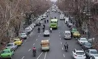 اقدام عجیب یک خودرو در خیابان‌ برای جلب توجه!