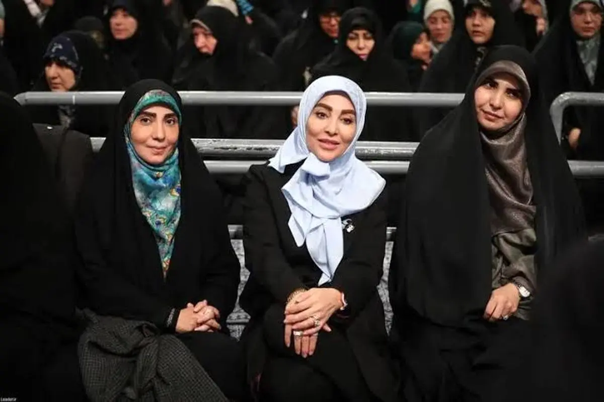 حضور ژیلا صادقی در مراسم تشییع رهبر انقلاب